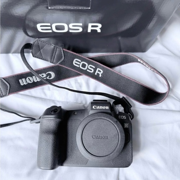 Canon EOS R Digital Camera with Lens - Black - Picture 3 of 10